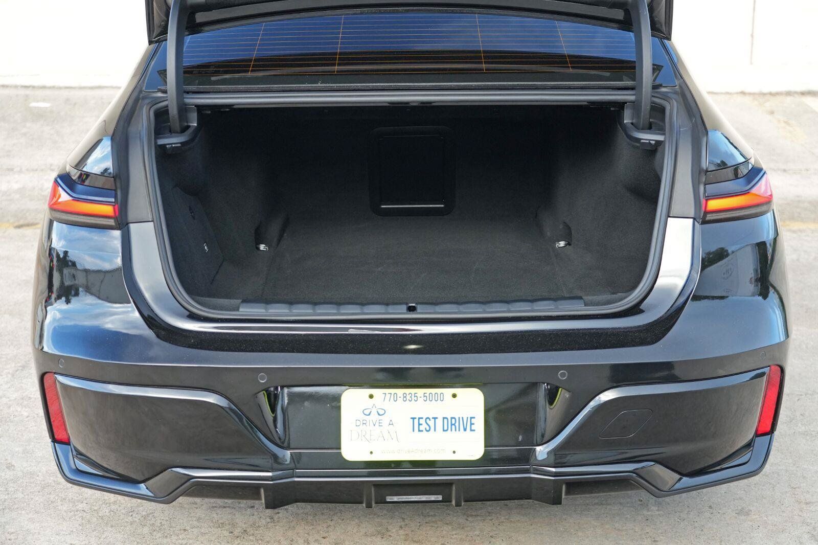 Used 2024 BMW i7 eDrive50 w/ M Sport Package RWD image 10