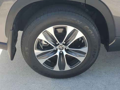 Used 2024 Toyota Highlander XLE FWD image 8