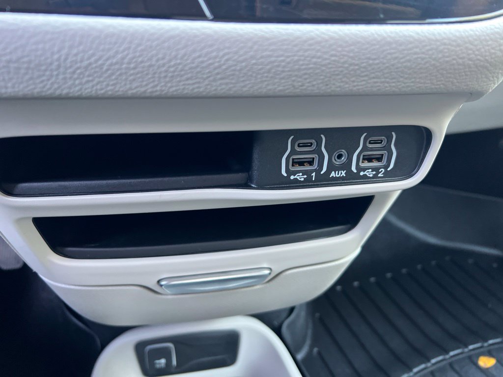 Used 2024 Chrysler Pacifica Touring-L FWD image 49