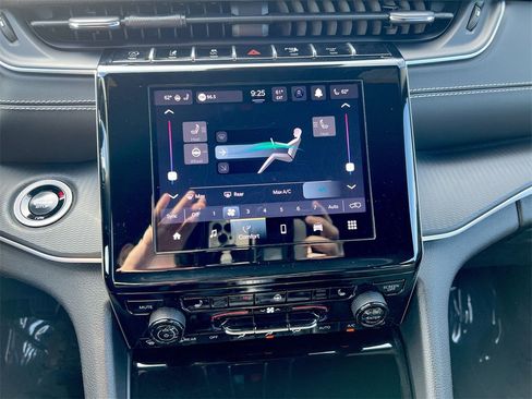 Used 2024 Jeep Grand Cherokee Altitude image 13