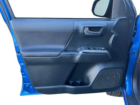 Used 2016 Toyota Tacoma TRD Sport w/ Towing Package image 18