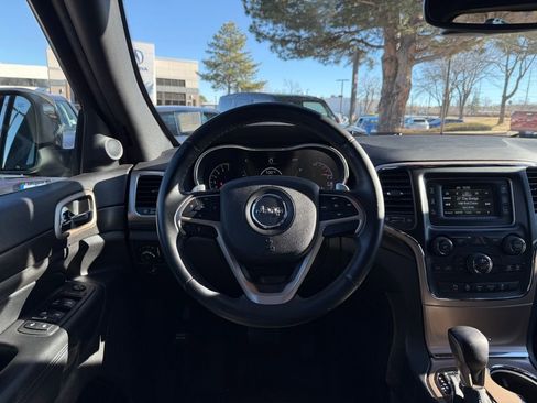 Used 2017 Jeep Grand Cherokee Laredo w/ Quick Order Package 23E image 2