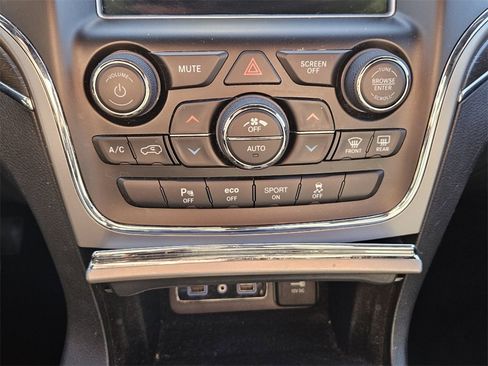 Used 2018 Jeep Grand Cherokee Limited image 19