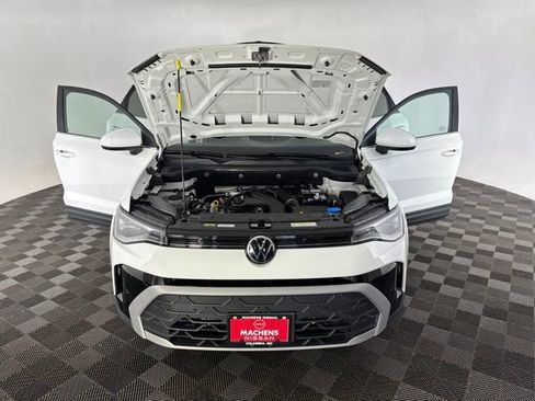 Used 2025 Volkswagen Taos SE FWD image 11