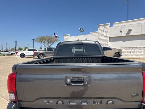 Used 2018 Toyota Tacoma TRD Off-Road w/ Technology Package image 7