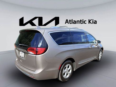 Used 2017 Chrysler Pacifica Touring-L Plus FWD image 6