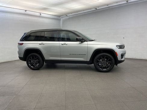 New 2025 Jeep Grand Cherokee Limited image 2