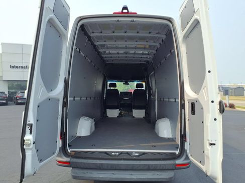 Used 2022 Mercedes-Benz Sprinter 2500 image 13