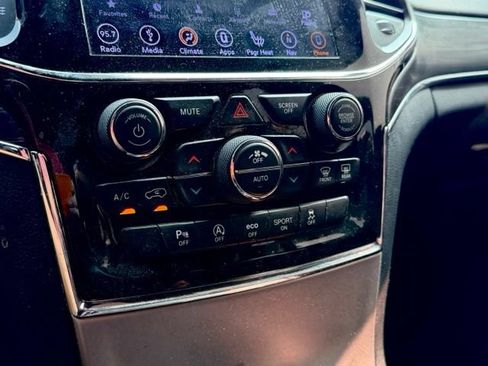 Used 2019 Jeep Grand Cherokee Limited AWD/4WD image 9