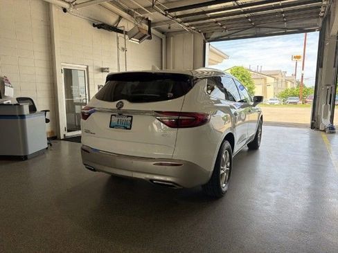 Used 2020 Buick Enclave Essence FWD image 3