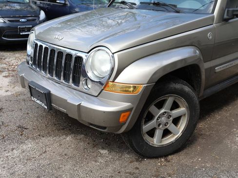 Used 2007 Jeep Liberty Limited AWD/4WD image 2