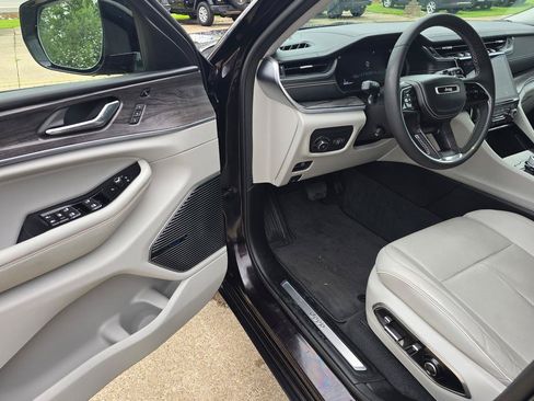 Used 2023 Jeep Grand Cherokee Overland w/ Luxury Tech Group IV AWD/4WD image 12