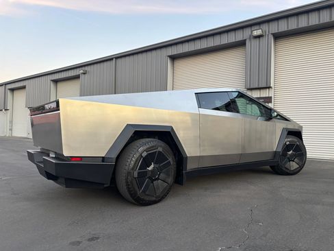 Used 2024 Tesla Cybertruck AWD Crew Cab image 8