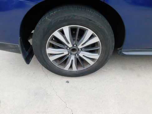 Used 2017 Nissan Pathfinder SV image 10