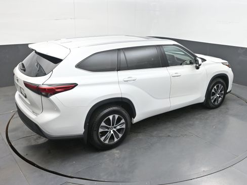 Used 2022 Toyota Highlander XLE AWD/4WD image 37