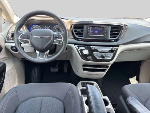 Used 2017 Chrysler Pacifica LX FWD image 9
