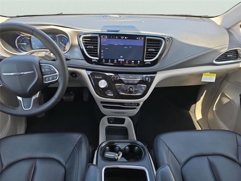 Used 2024 Chrysler Pacifica Limited FWD image 39
