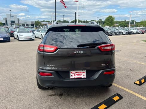 Used 2017 Jeep Cherokee Latitude w/ Cold Weather Group AWD/4WD image 4