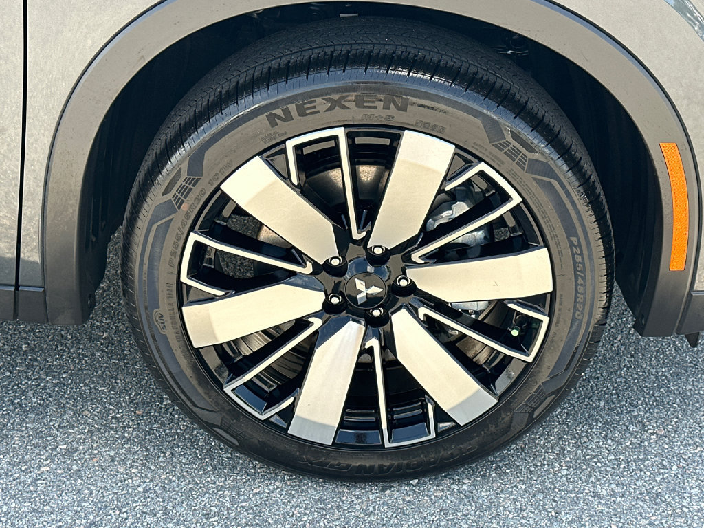 Used 2025 Mitsubishi Outlander SE FWD image 12