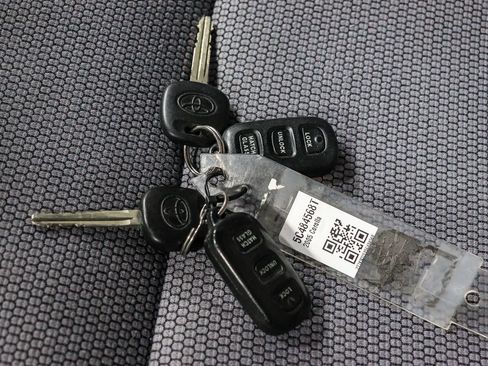 Used 2005 Toyota Matrix XR FWD image 28