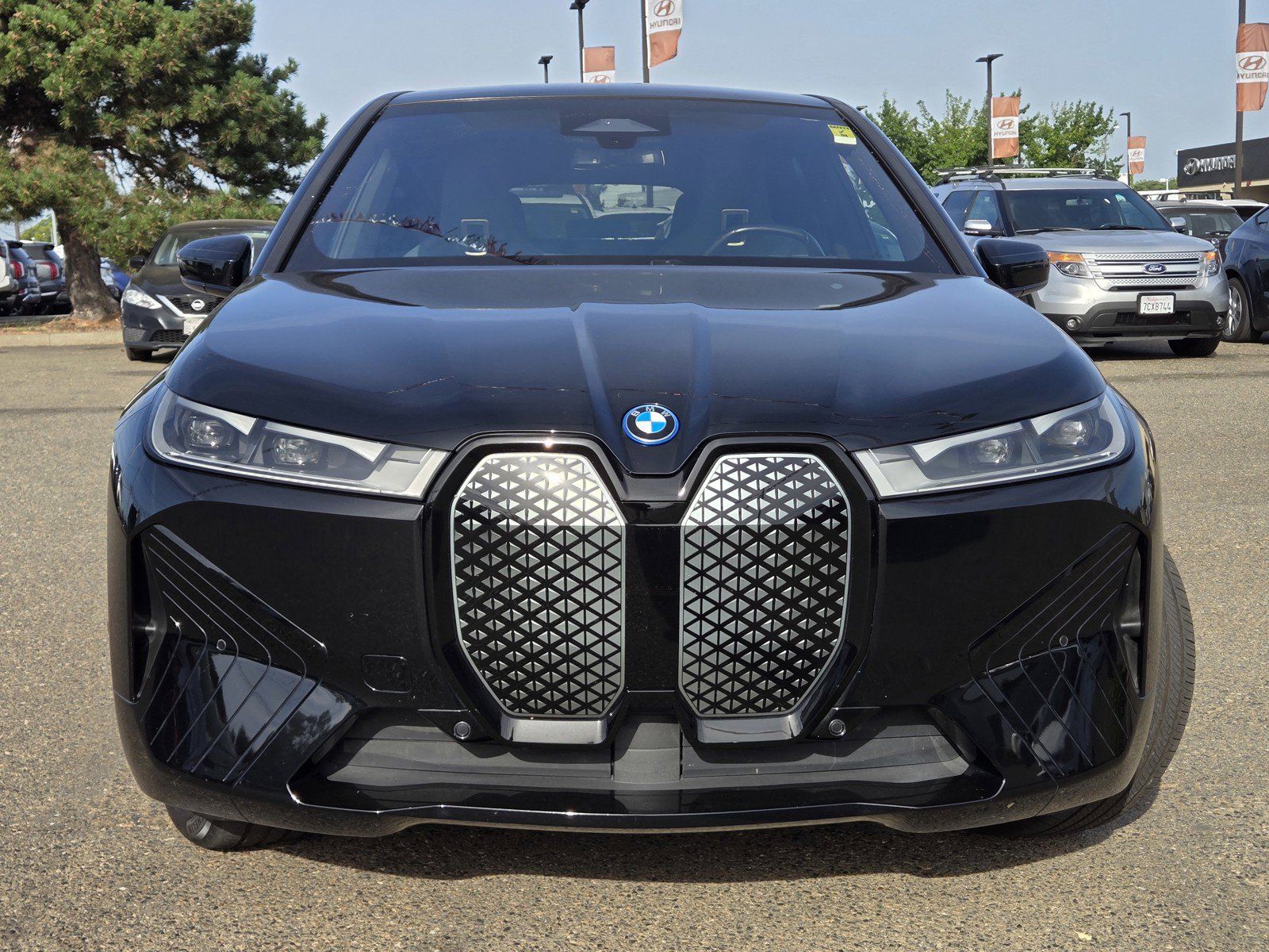 Used 2023 BMW iX xDrive50 w/ Sport Package AWD/4WD image 2