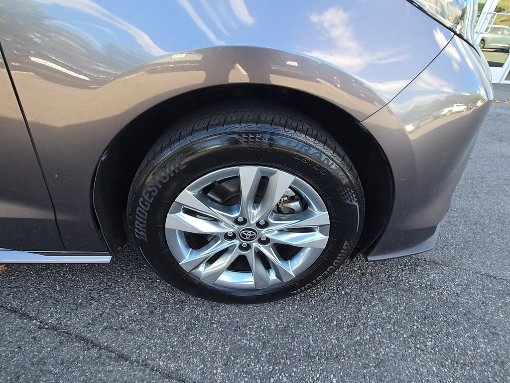Certified 2024 Toyota Sienna XLE w/ XLE Plus Package AWD/4WD image 9