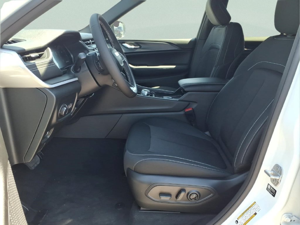 New 2026 Jeep Grand Cherokee Laredo AWD/4WD image 9