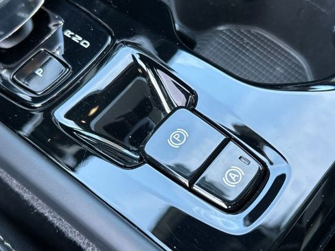 Used 2023 Volvo XC40 B5 Plus image 35