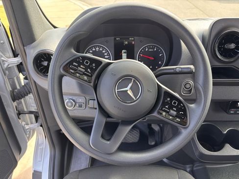 Used 2024 Mercedes-Benz Sprinter 2500 image 38