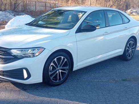 Used 2024 Volkswagen Jetta Sport image 3