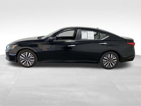 Used 2025 Nissan Altima 2.5 SV image 2