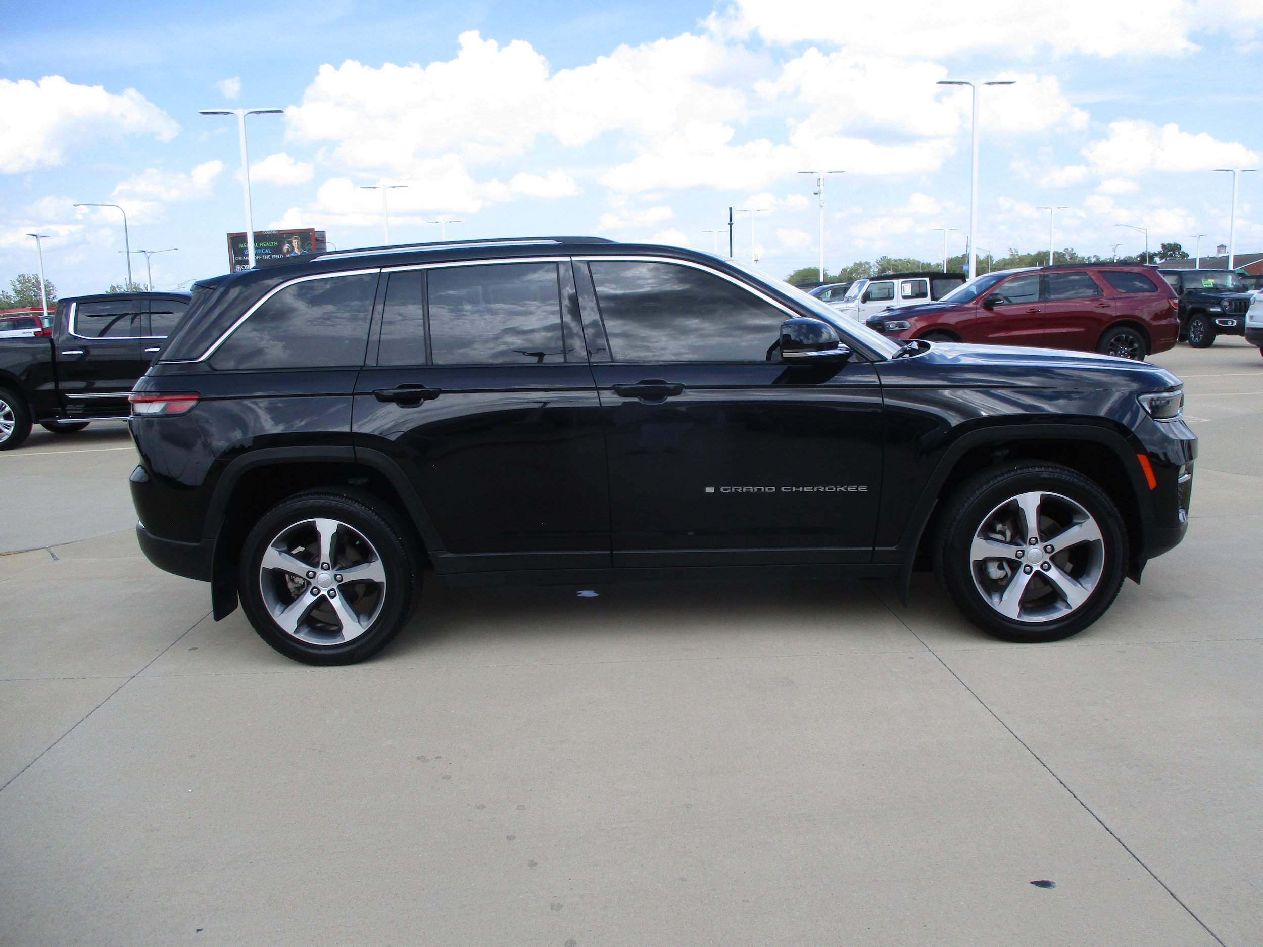Used 2023 Jeep Grand Cherokee Limited AWD/4WD image 8