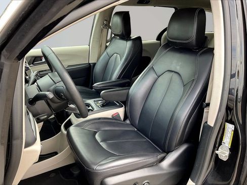 Used 2023 Chrysler Pacifica Touring-L FWD image 23