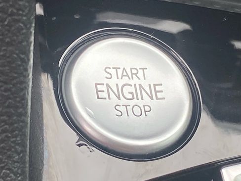 Certified 2024 Volkswagen Taos SE FWD image 18