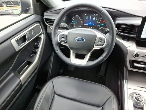 Certified 2022 Ford Explorer XLT w/ Equipment Group 202A image 14
