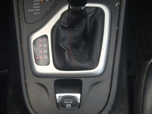 Used 2017 Jeep Cherokee Trailhawk AWD/4WD image 36
