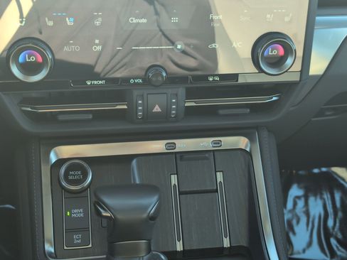 Used 2024 Lexus GX 550 w/ Accessory Package (2T) image 22