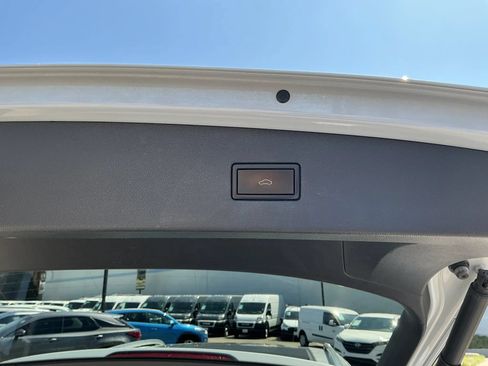Used 2019 Volkswagen Tiguan SEL w/ 3rd Row Seat Package AWD/4WD image 16