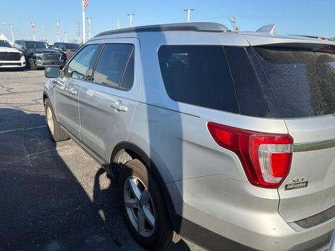 Used 2017 Ford Explorer XLT AWD/4WD image 3