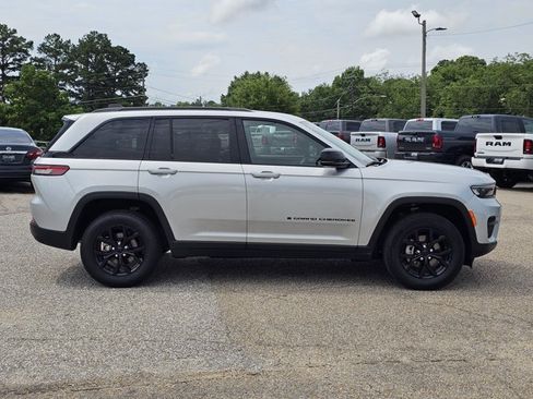 Used 2024 Jeep Grand Cherokee Altitude RWD image 14