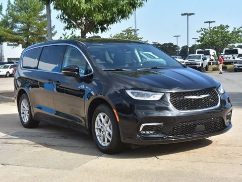 Used 2024 Chrysler Pacifica Touring-L FWD image 3
