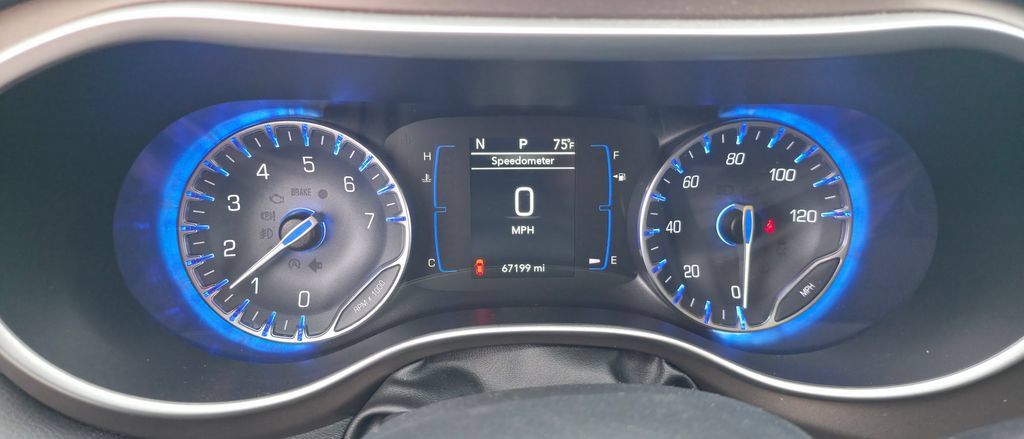 Used 2018 Chrysler Pacifica Touring-L FWD image 9