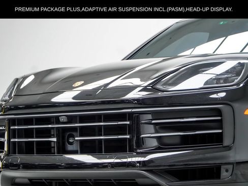 Used 2024 Porsche Cayenne AWD/4WD image 2
