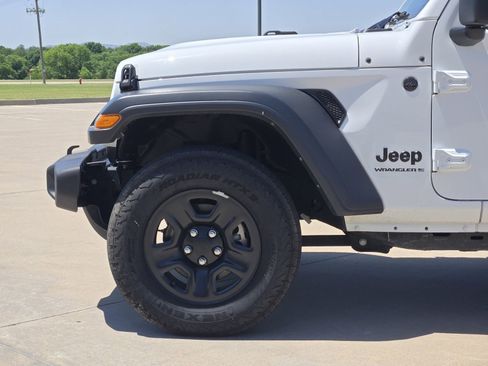 Used 2025 Jeep Wrangler Unlimited Sport AWD/4WD image 9