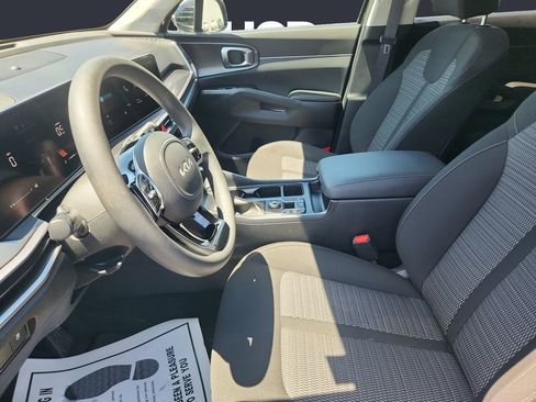 Used 2025 Kia Sorento LX FWD image 9