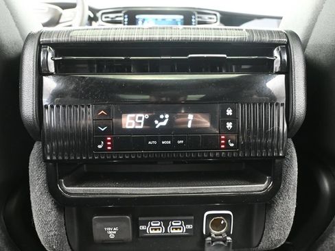 Used 2022 Jeep Wagoneer Series III w/ Premium Group I AWD/4WD image 50