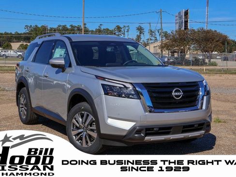 New 2025 Nissan Pathfinder SL image 1