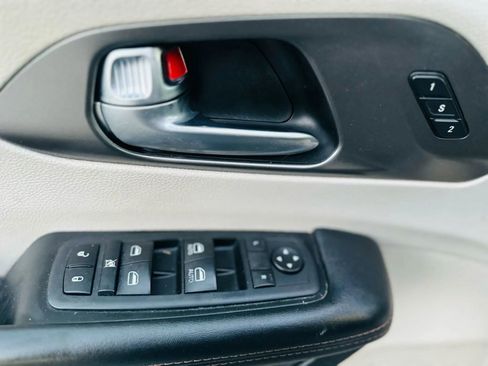 Used 2020 Chrysler Pacifica Touring-L FWD image 11