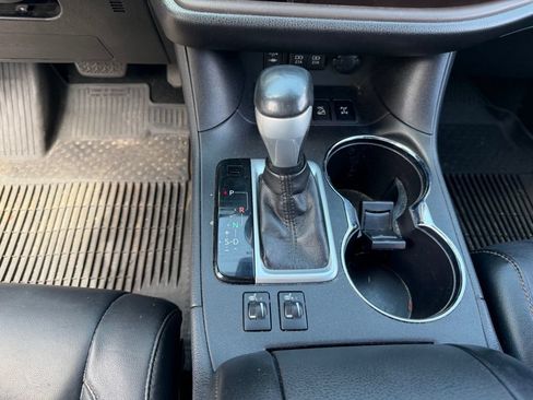 Used 2018 Toyota Highlander XLE AWD/4WD image 28