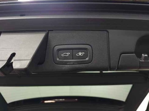 Used 2019 Volvo XC60 T8 Inscription image 9